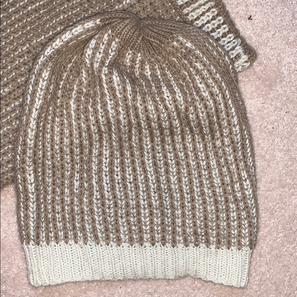 ✨FREE w/ Bundle of 3+✨🛍Reversible Scarf & Hat Set - Picture 2 of 4